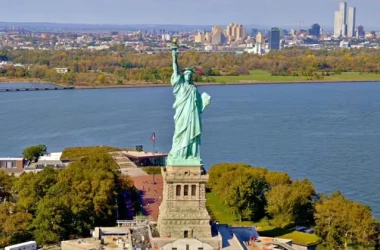 Străluciri și vibrații ciudate: Un obiect necunoscut a zburat deasupra Statuii Libertății din SUA