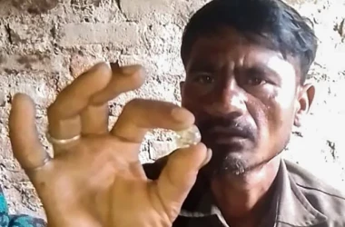 Un muncitor din India, plin de datorii, a găsit un diamant în valoare de 100.000 de dolari