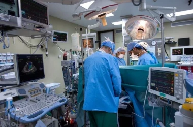 Chirurgie la distanță: Doctor din Franța operează un pacient din Beijing la 8.700 km distanță