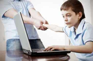 Specialiștii au stabilit cît timp pot să petreacă pe internet copiii