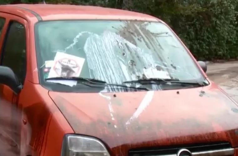 Răzbunare dură: O mașină a fost murdărită cu ulei, glod și chefir (VIDEO)
