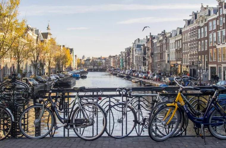 Amsterdam: Ce metodă se va folosi pentru a-i împiedica pe biciclişti să-şi parcheze bicicletele pe poduri 