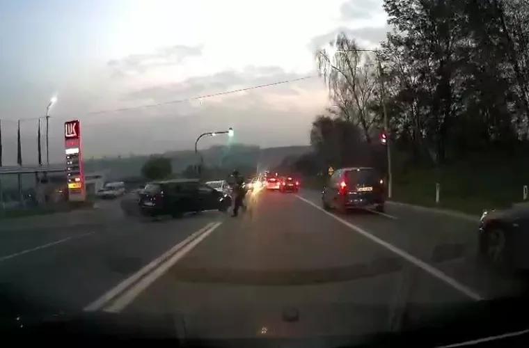 VIDEO VIRAL. Accident la doar cîțiva cm de un poliţist filmată în Chișinău