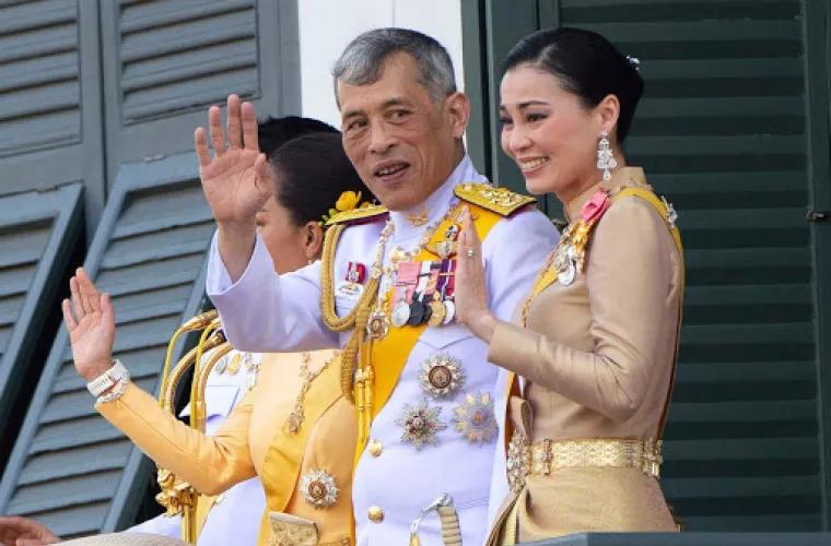 Regele Thailandei a stat de vorbă cu jurnaliști străini, prima oară după patru decenii