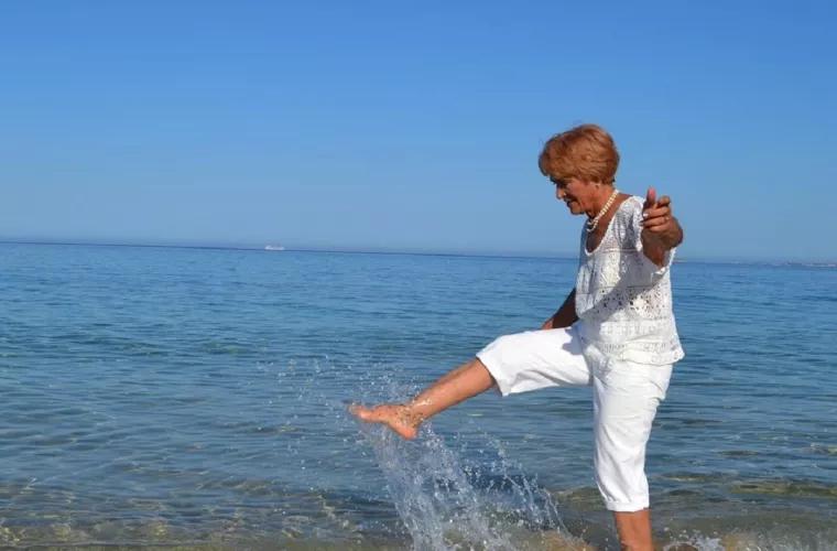 O femeie de 82 de ani, din Grecia, face windsurfing (VIDEO)