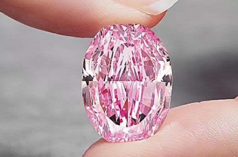 Un diamant roz de excepţie, vîndut la licitație pentru o sumă exorbitantă