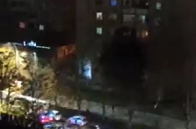 Un bărbat amenință că se aruncă de la etajul 14 al unei clădiri din capitală (VIDEO)