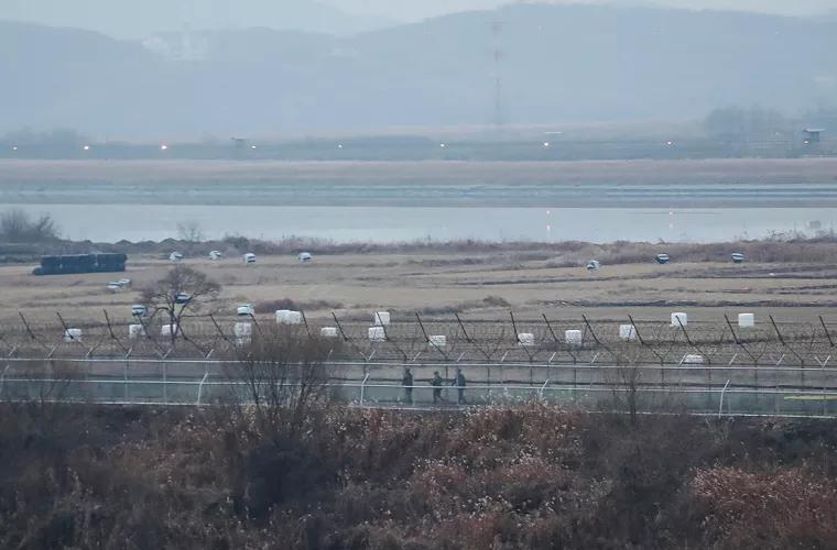 Coreea de Nord: Un bărbat a sărit un gard de trei metri înălţime 