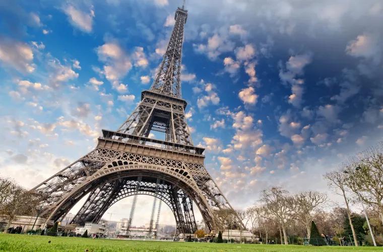 O secțiune a scării originale a Turnului Eiffel a fost adjudecată la aproape 275.000 de euro