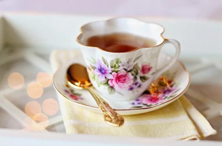 Ceaiuri care te ajută împotrivă la tuse seacă și dureri în gît