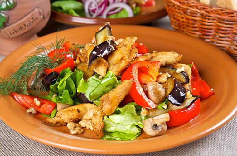 REȚETA ZILEI: Salată din carne de pui şi legume prăjite