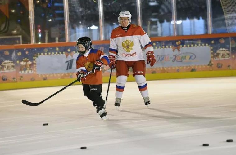 Владимир Путин исполнил мечту 9-летнего мальчика и поиграл с ним в хоккей