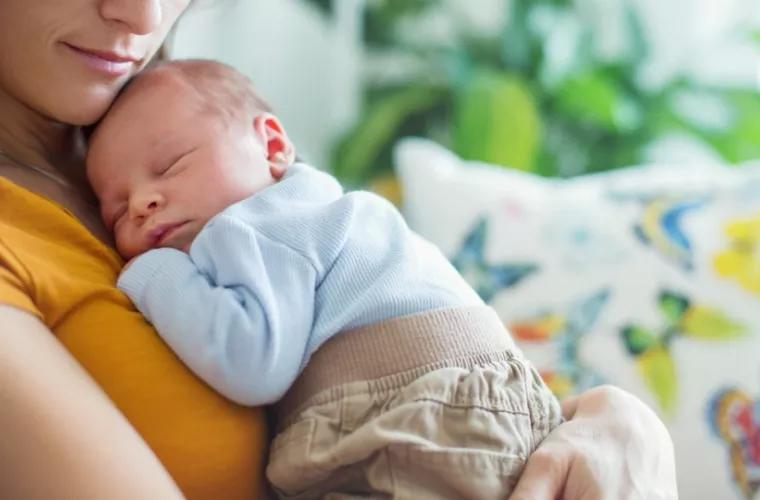 Cîteva motive pentru a-ți ține bebelușul în brațe