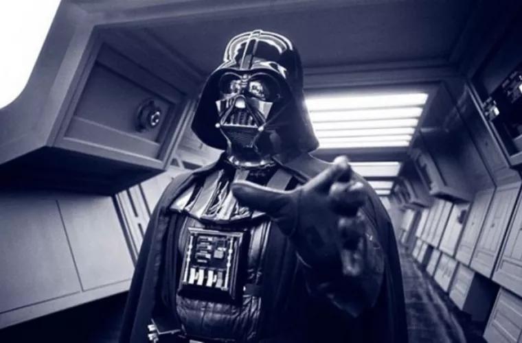 Melodia lui Darth Vader, cîntată de un toaster, o periuță de dinți și o mașină de scris