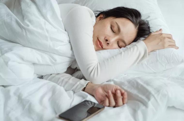 Un expert a vorbit despre consecințele somnului lîngă telefon
