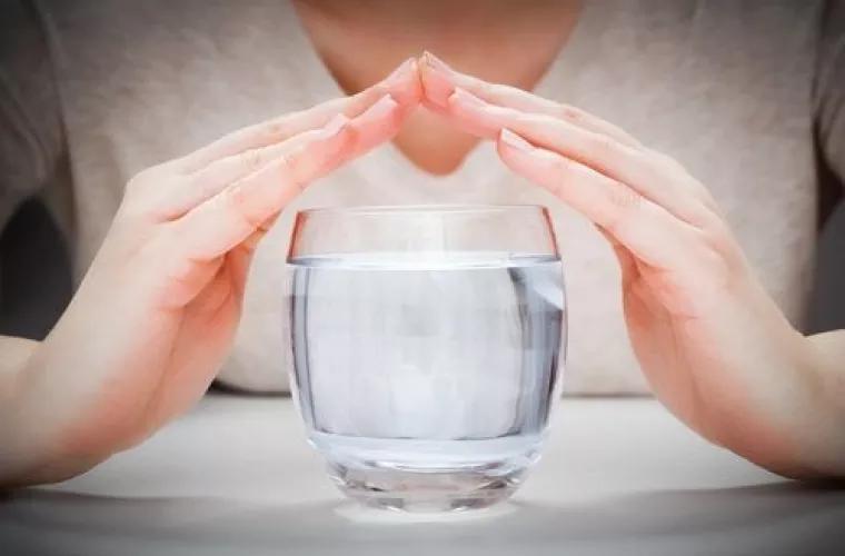Terapia japoneză cu apă. Care sînt beneficiile și riscurile la care te expui