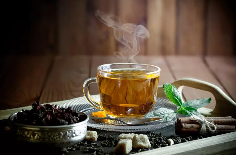 Studiu: Cei care beau ceai, trăiesc mai mult și-s mai sănătoși