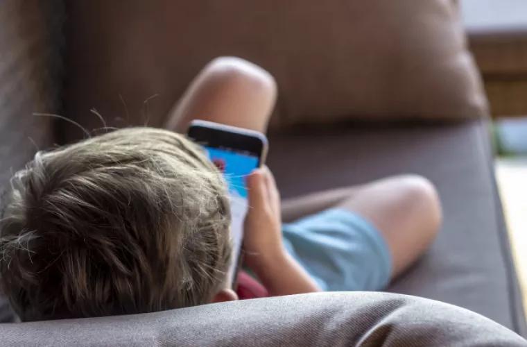 Un băieţel a cheltuit peste 2.700 de euro într-un joc pe telefonul mamei sale