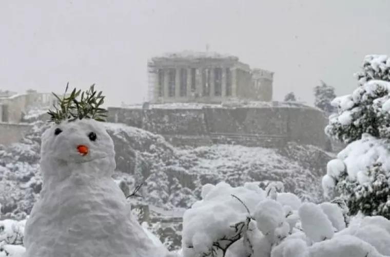 Uimitor! Acropola din Atena, acoperită de zăpadă