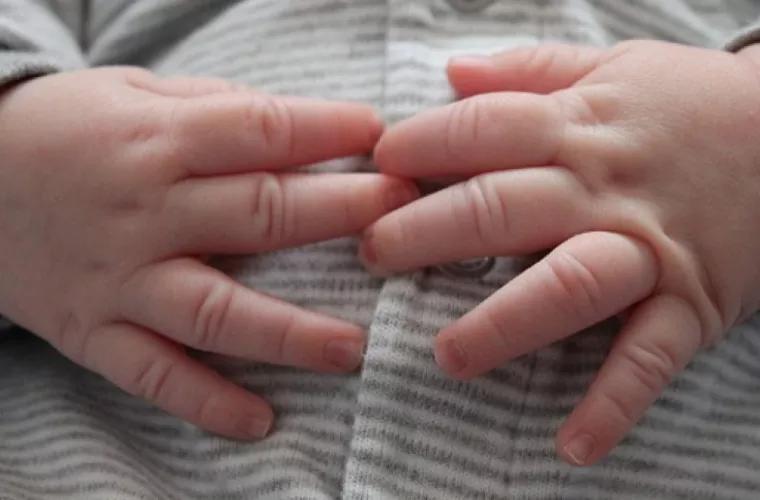 Cazul bebelușului, abandonat în scara unui bloc: Mama va fi supusă un expertize psihologice