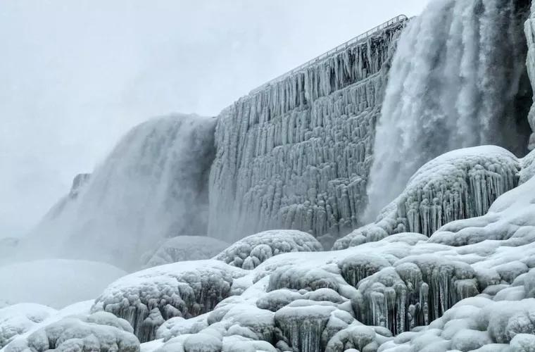 Cascada Niagara s-a acoperit cu gheață din cauza gerurilor anormale (VIDEO)