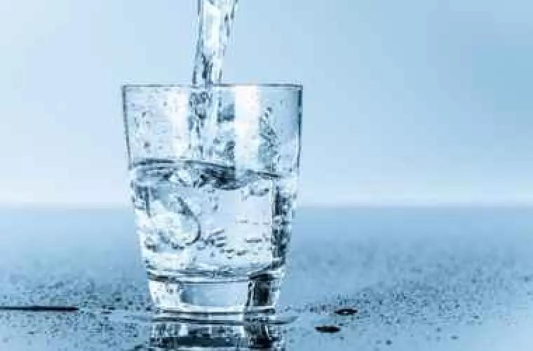 10 motive pentru a bea mai multă apă curată