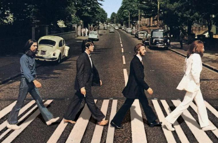 O plăcuţă stradală cu Abbey Road, emblematică pentru fanii The Beatles, vîndută la licitaţie 