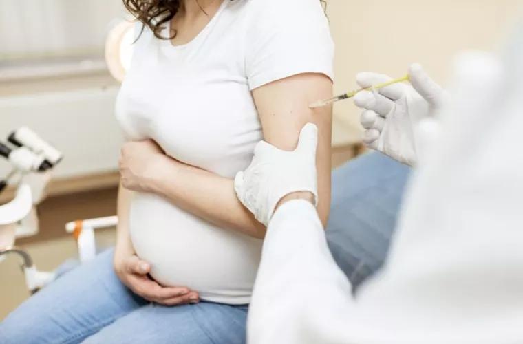 Vaccinarea împotriva COVID-19 a gravidelor ar putea oferi protecţie copiilor