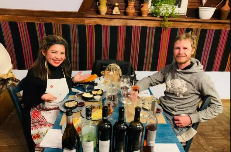 Doi travel bloggeri care fac înconjurul lumii au rămas impresionați de vinurile din Moldova