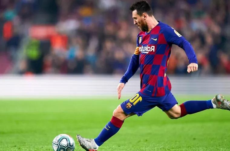 Lionel Messi a egalat recordul de meciuri jucate la FC Barcelona, deţinut de Xavi