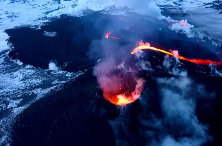 O erupţie a unui vulcan din Rusia, ocazie de selfie-uri pentru turiști