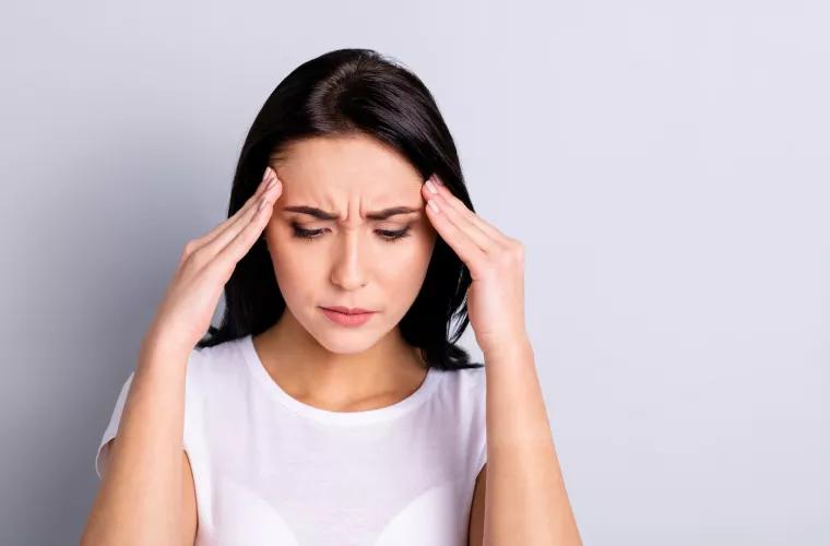 10 remedii pentru a face față durerilor de cap