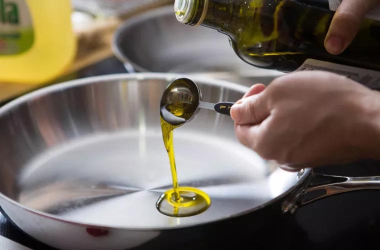 De ce ar trebui să reduci cantitatea de ulei folosită cînd gătești 