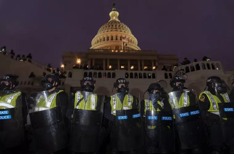 Doi poliţişti au depus plîngere împotriva lui Trump în urma asaltului asupra Capitoliului