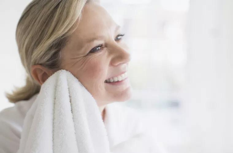 Почему не стоит вытирать лицо полотенцем