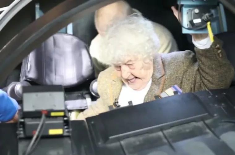 В возрасте 99 лет она управляет сверхзвуковым бомбардировщиком