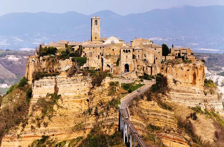 Italia doreşte să înscrie Civita, supranumit ''oraşul care moare'', în patrimoniul UNESCO