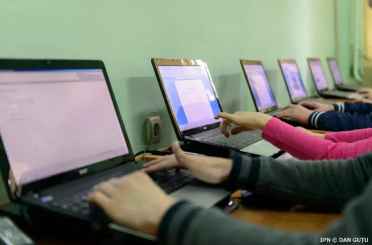10 000 de laptopuri vor ajunge în școlile din țară
