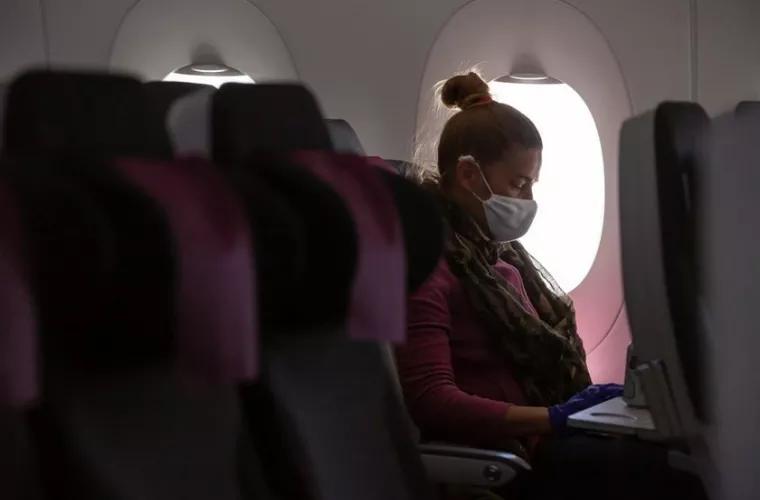 Spaţiul liber între pasagerii din avion reduce riscul de infectare
