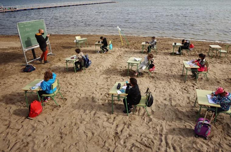 Spania: Lecții pe plajă în locul orelor online