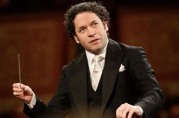 Celebrul dirijor venezuelean Gustavo Dudamel, numit director muzical al Operei din Paris