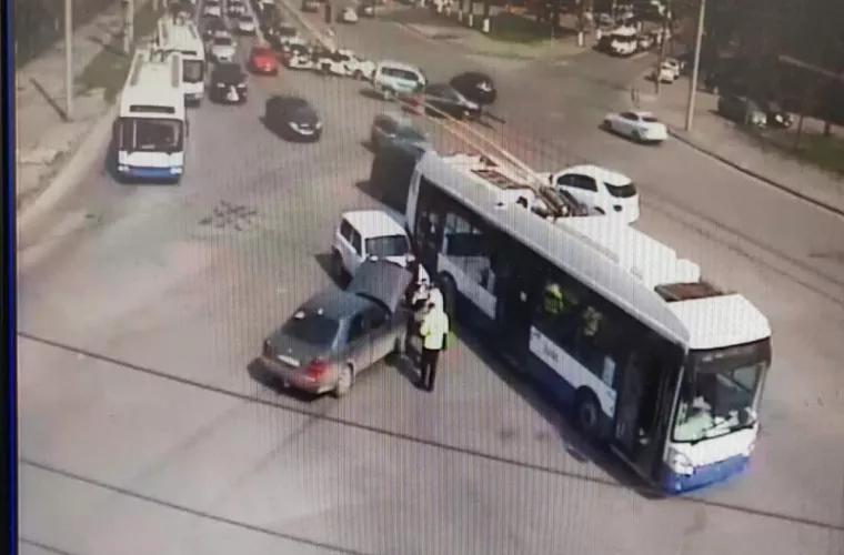 Două mașini și un troleibuz s-au lovit în Chișinău