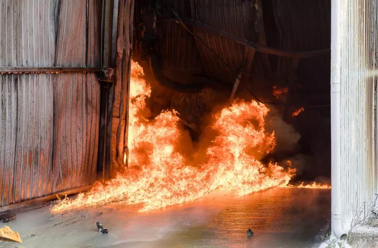 Борьба с огненной стихией на Каля Басарабией (ФОТО)