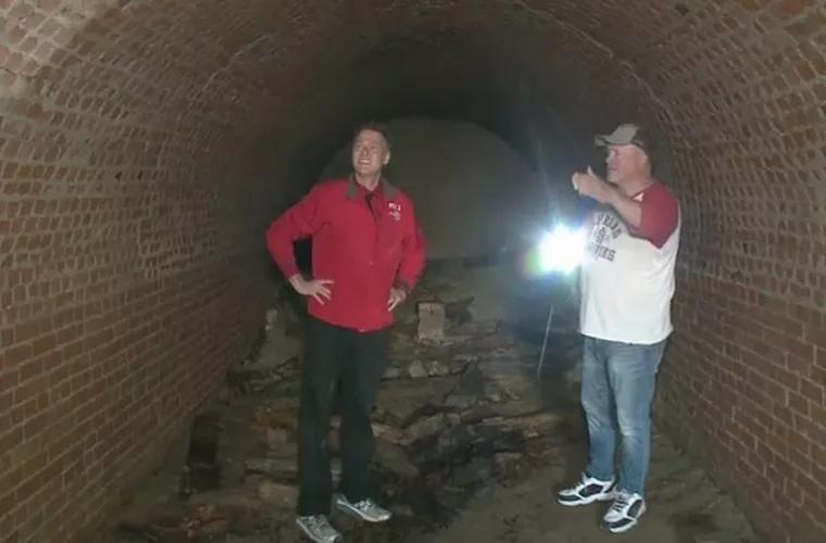Un bărbat a găsit un tunel uriaș sub casa lui