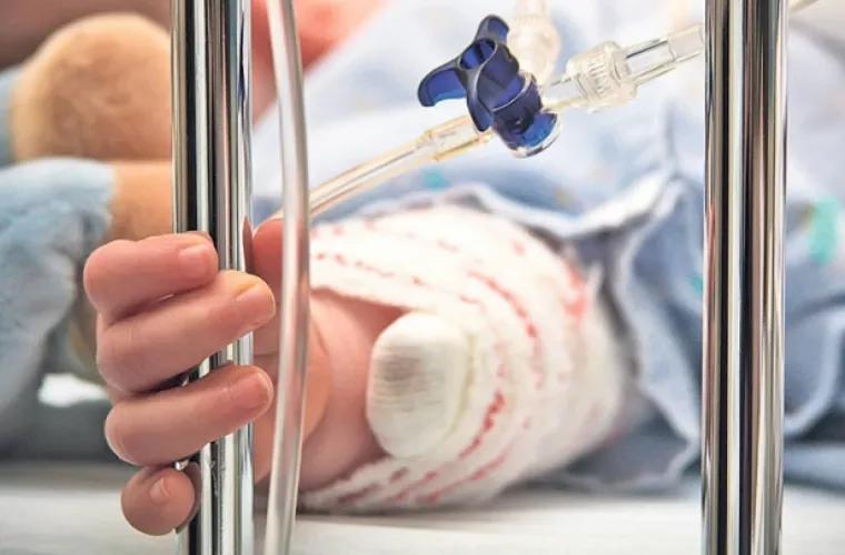 Un copil de un an se zbate între viață și moarte după ce s-a intoxicat cu produse chimice