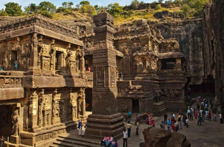 Templul misterios Kailasa, cea mai mare structură sculptată în stîncă