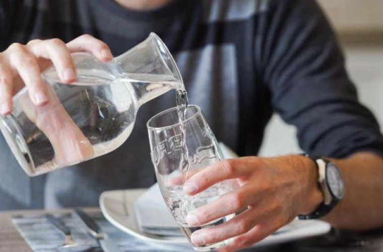 Putem bea apă în timpul mesei? Răspunsul nutriționistului 