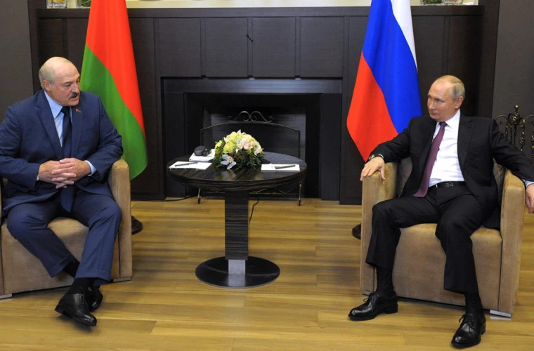 Лукашенко заявил, что не обсуждал с Путиным создание в Беларуси российских военных баз