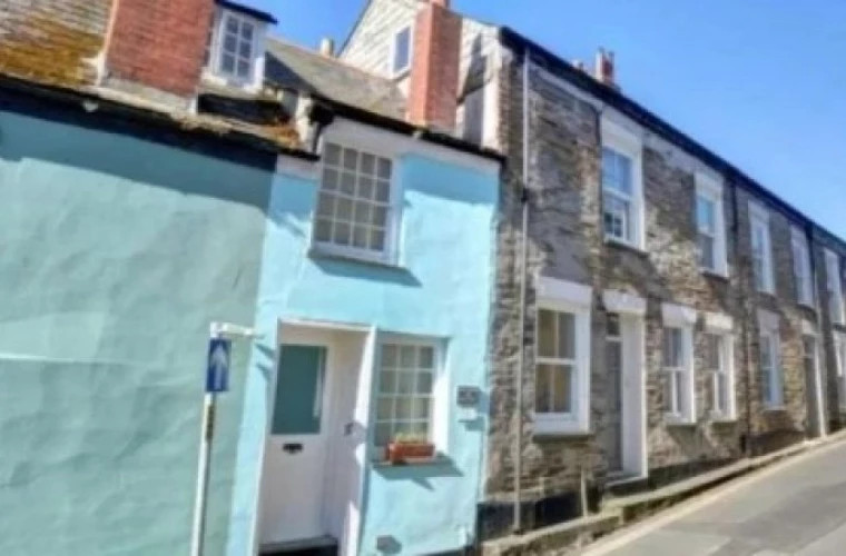 O casă cu o lățime de doar doi metri este scoasă la vînzare în Marea Britanie cu 150.000 de lire
