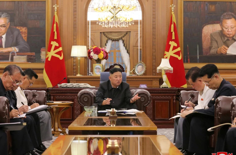 Nord-coreenii ar fi îngrijoraţi de scăderea în greutate a liderului lor Kim Jong Un